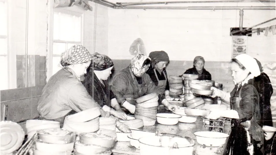 В цехах делали пресервы, коптили и вялили рыбу. Фото из архива ИА «Приуралье»