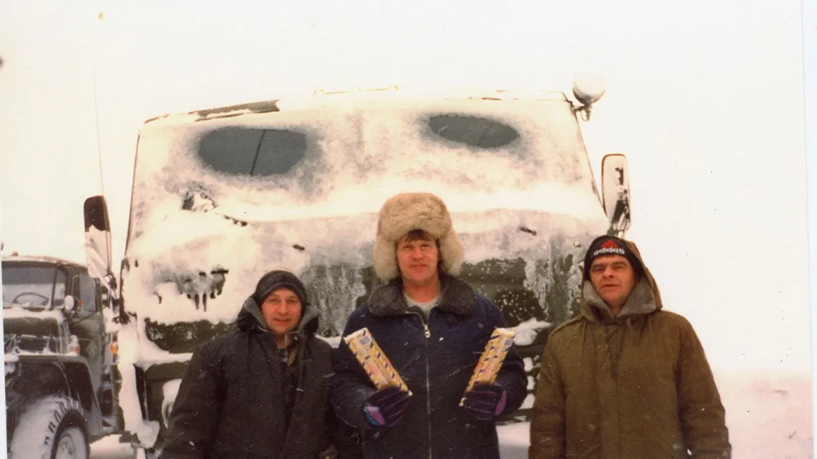 Слева направо: я, Николай Абрамов и Иван Даниляк. В кузов машины входило пять тонн груза. Это 150 мешков замороженной ряпушки, каждый по 30 килограммов. Фото из архива Александра Гайнбихнера