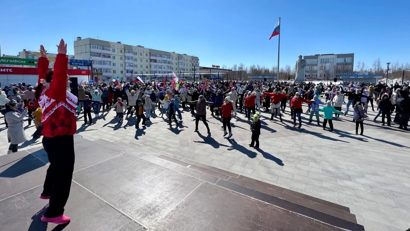Муравленковцы провели в честь Первомая зарядку на площади. Фото: vk.com/moldovan_ev