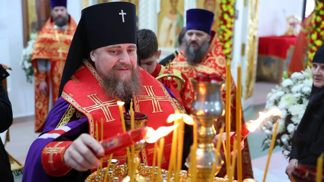 Благодатный огонь в руках архиепископа Николая. Фото: Андрей Ткачёв / "Ямал-Медиа"