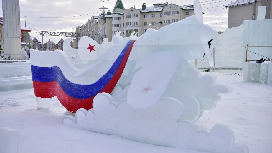 В Салехарде строят сразу две ледяные сказки. Одна из них посвящена малой авиации. Фото: Андрей Ткачёв / Ямал-Медиа