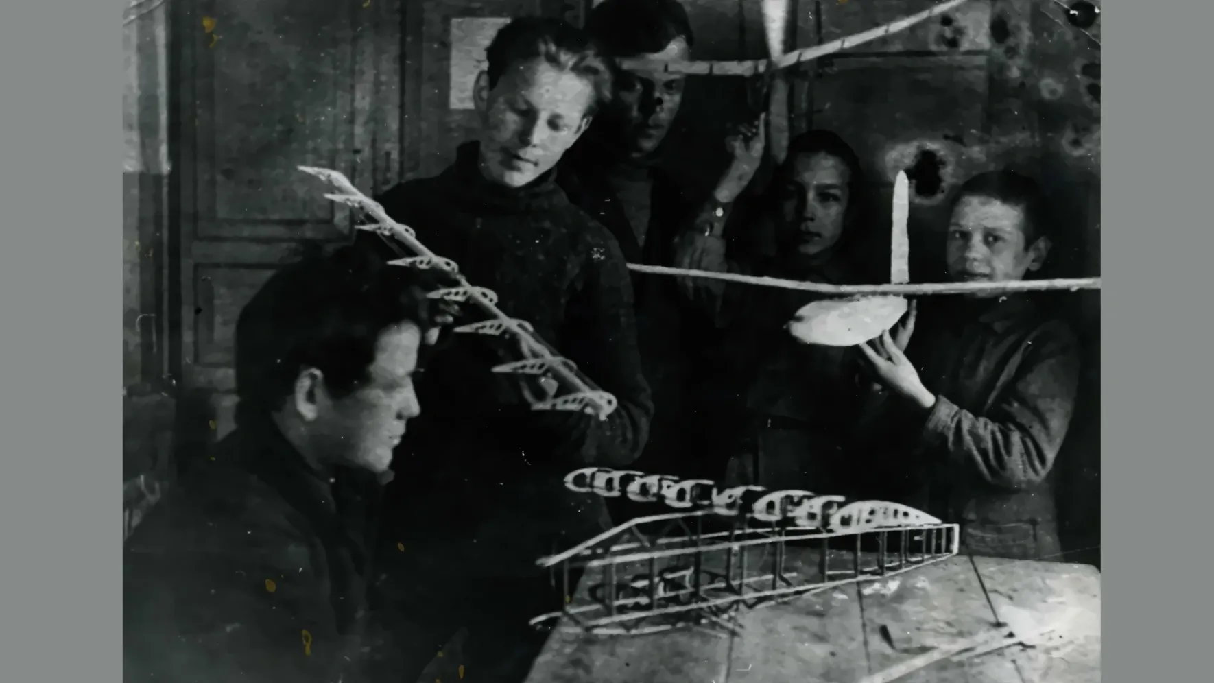 На занятии в авиамодельном кружке при Салехардской школе № 1, 1937 г. Фото: МВК имени И.С. Шемановского