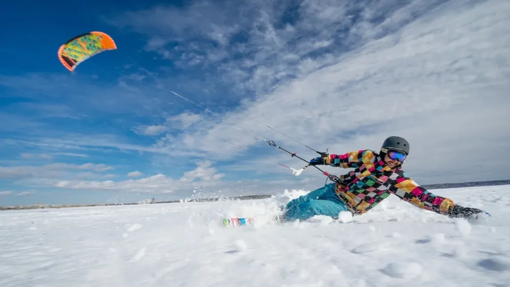 Спортсмены в лыжно-парусном спорте не только бегут, но и летают. Фото: simonovstas / shutterstock.com / Fotodom