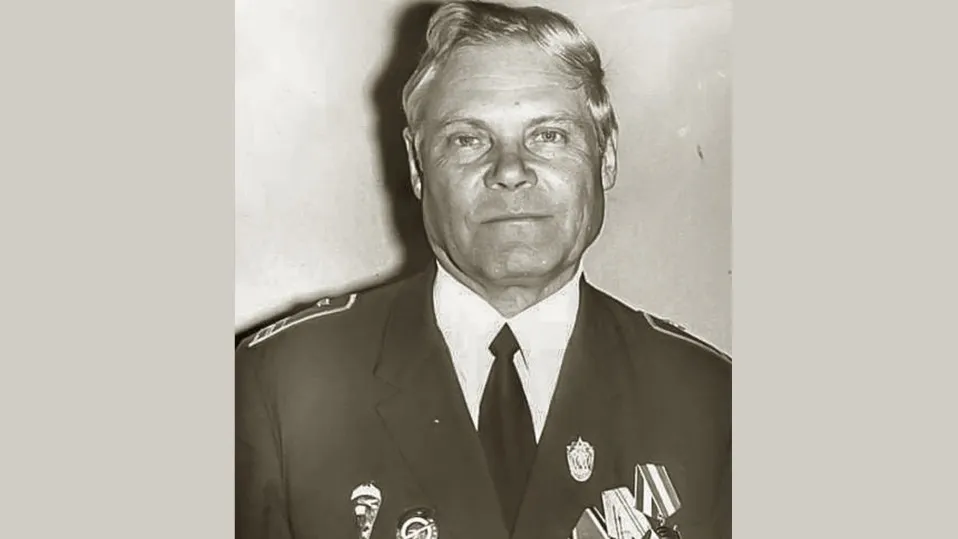 Борис Веселовский в Салехард приехал в 1961 году, до 1975 года был командиром экипажа, а в 1975 году организовал Малую воздушную академию, где сам преподавал. Многие местные ребята получили здесь путёвку в жизнь. Фото: vk.com/yanao_ru