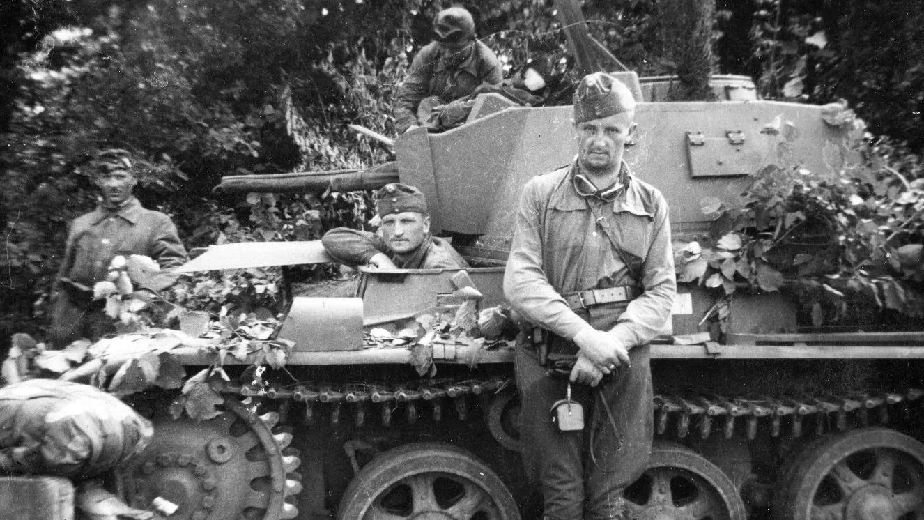 Сельчане быстро научились отличать немцев от итальянцев и венгров от румын. На этом фото — экипаж венгерского танка «Толди». Фото:  wikimedia.org