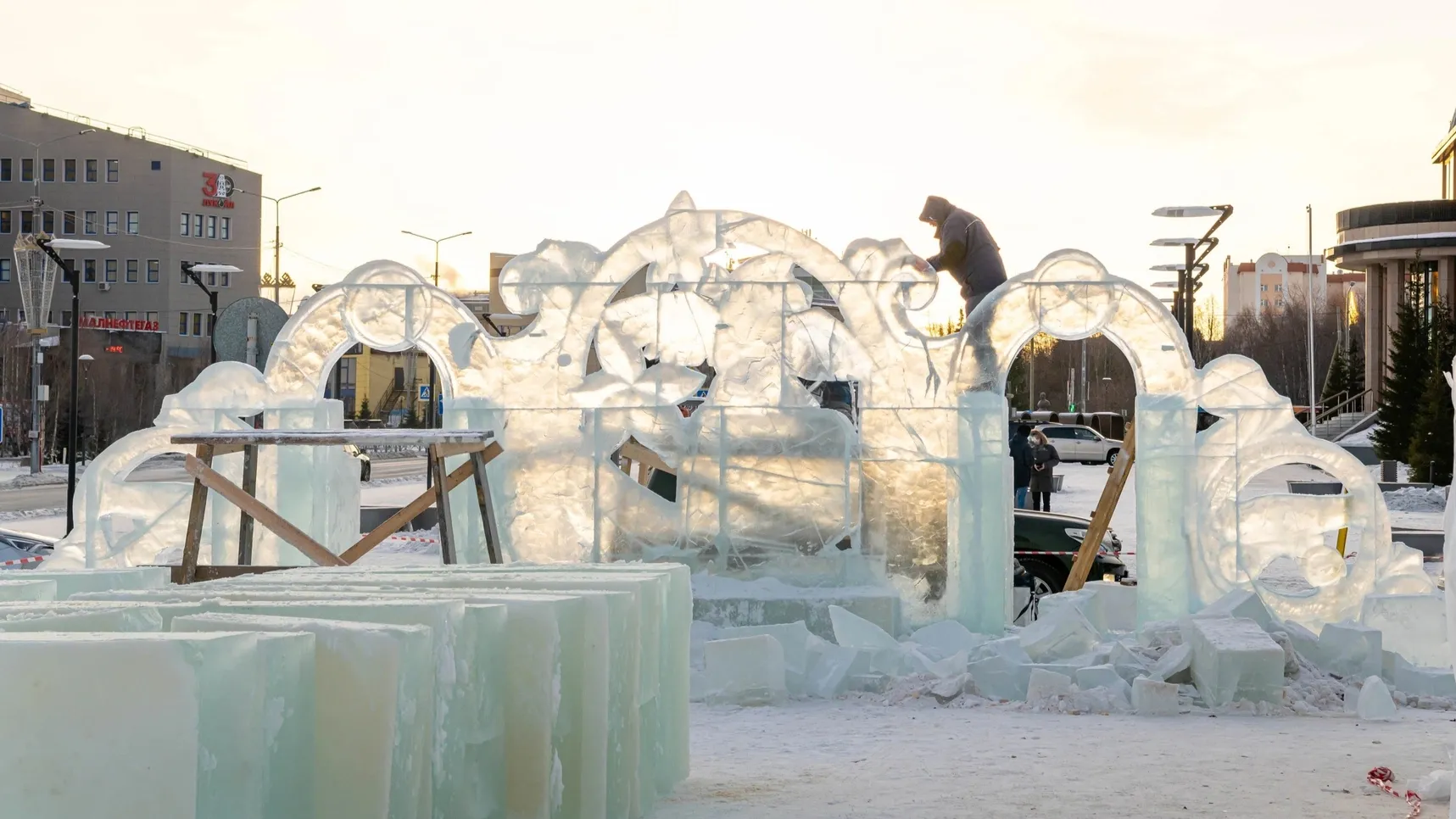 Скульпторы трудятся над созданием зимней сказки. Фото: vk.com/titovsky_al