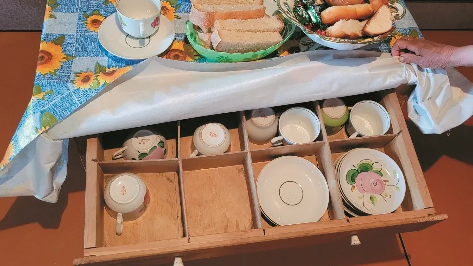 Низенький хантыйский столик для трапез — с ящиком для чайной посуды. Фото: Виктория Пырирко / «Ямал-Медиа»