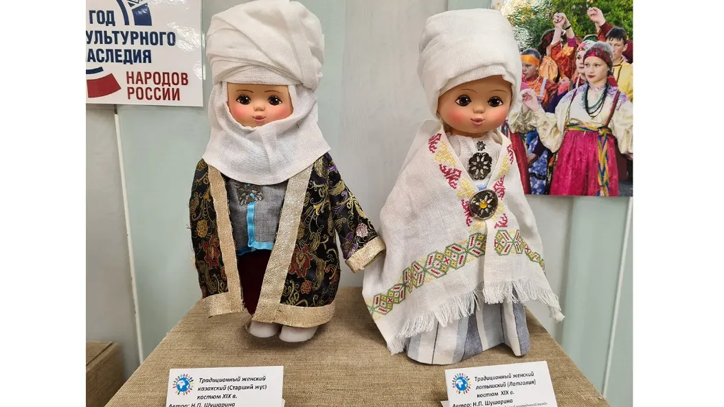 В Латгалии (кукла справа) носили белые накидки с вышивкой. Фото: Винера Жуминова
