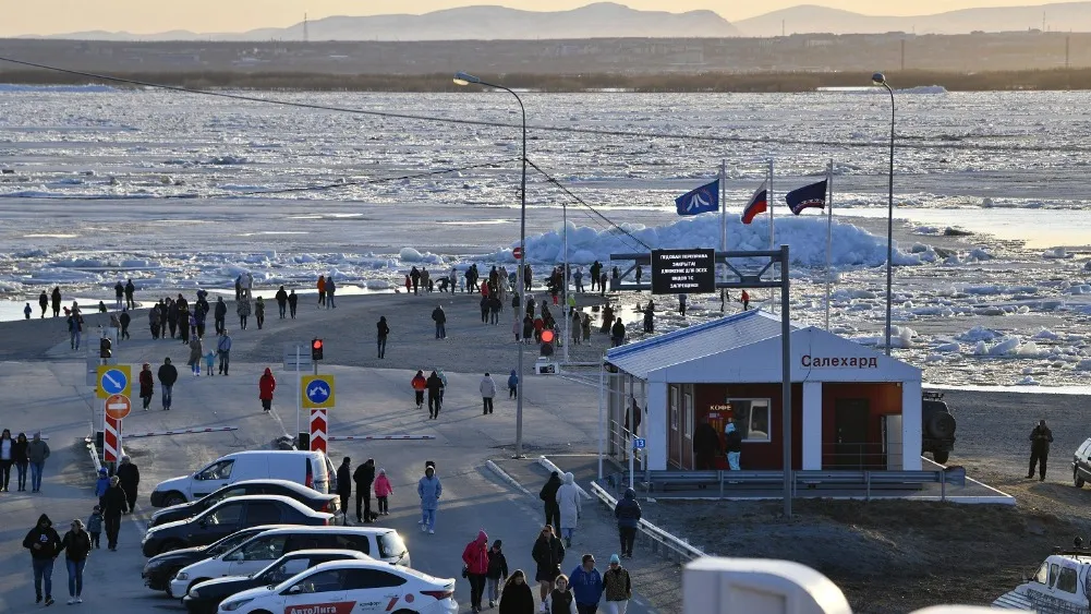 Понаблюдать за движением льда на Оби собрались тысячи салехардцев. Фото: Андрей Ткачёв / «Ямал-Медиа»