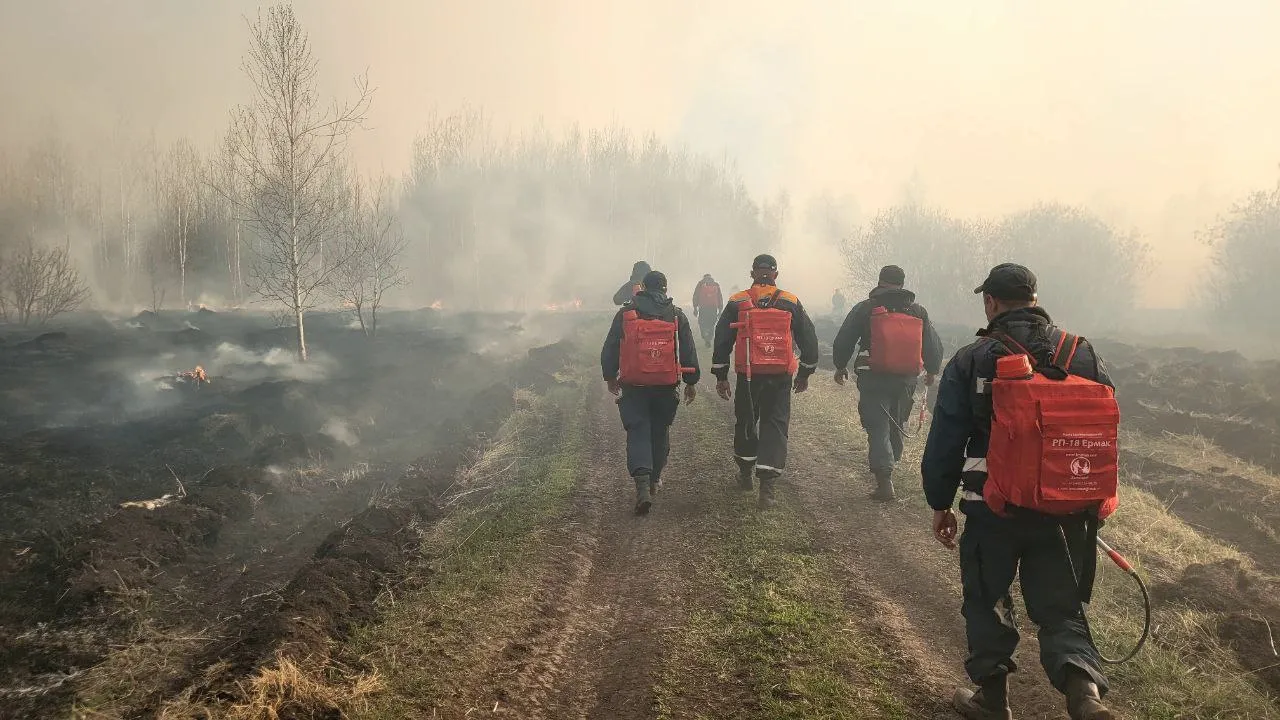 Спасатели и аэромобильная группировка ГУ МЧС России по ЯНАО помогают соседним регионам бороться с огнем. Фото: предоставлено пресс-службой губернатора ЯНАО
