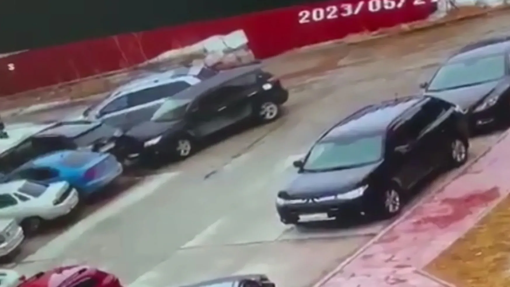 Тазовчанин неловким маневром снес три припаркованных автомобиля. Кадр из видео: t.me/gibdd89