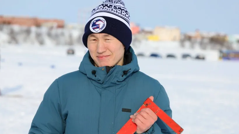 Юрий Лаптандер на соревнования по метанию топора всегда берет свой счастливый снаряд. Фото: Андрей Ткачёв / «Ямал-Медиа»