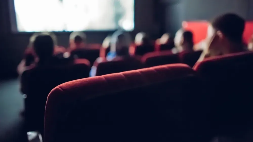Количество зрителей в кинозалах уменьшилось. Фото: r.Music / Shutterstock.com