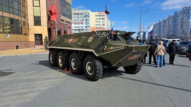 Боевая машина с символикой СВО в Новом Уренгое. Фото: «Ямал-Медиа»