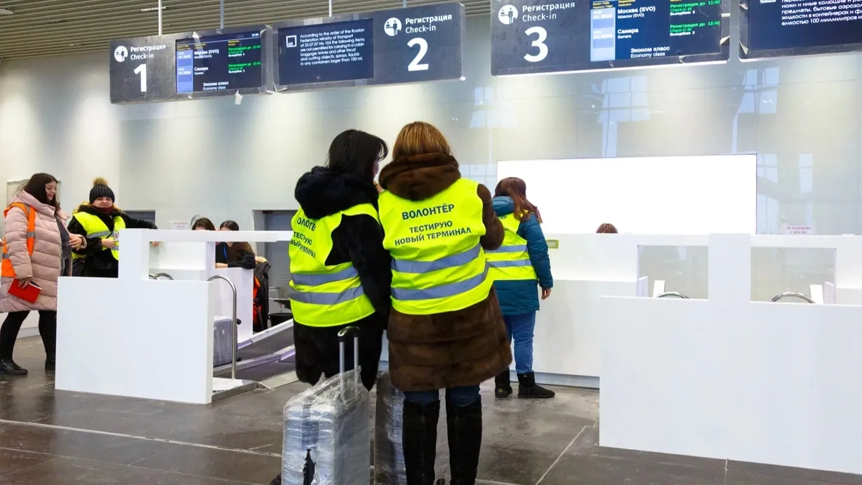 Студенты в тестовом режиме проходили регистрацию на авиарейс в новом терминале. Фото: предоставлено пресс-службой губернатора ЯНАО