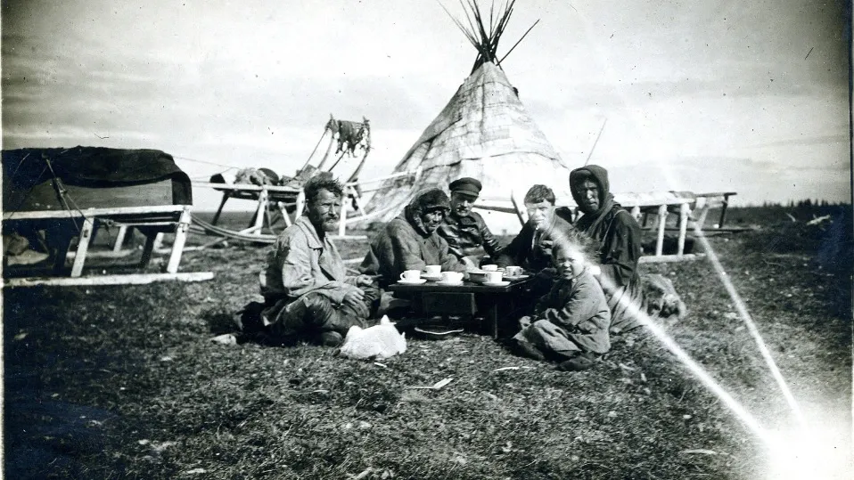 Александр Мишин (третий слева) с оленеводами возле чума за чаем.1930 г. Фото: предоставлено МВК имени И.С. Шемановского