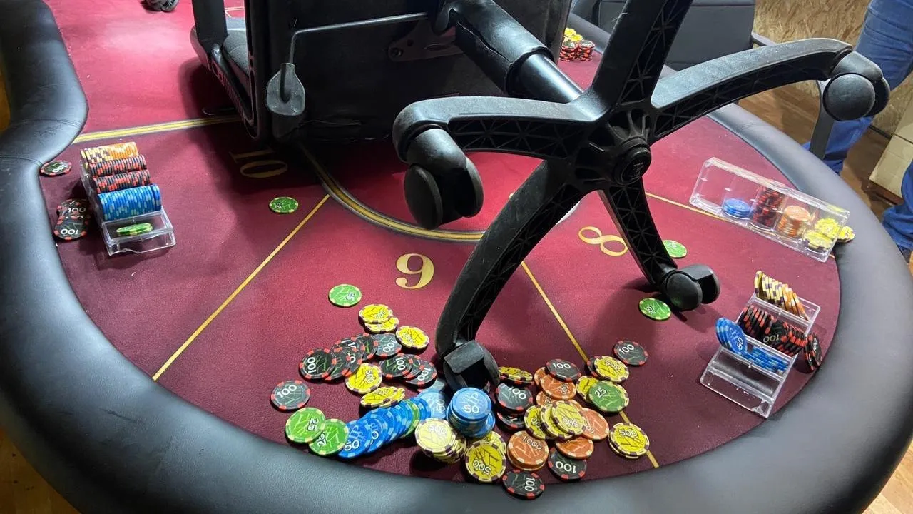 Азарт игроков поддерживали настоящие атрибуты казино, выпивка и закуски. Фото: предоставлено СУ СКР по ЯНАО