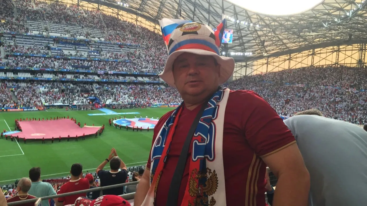 В шляпе болельщика ямалец побывал на всех чемпионатах мира и Европы с 2000 года. Фото: предоставлено Валерием Лазаревым