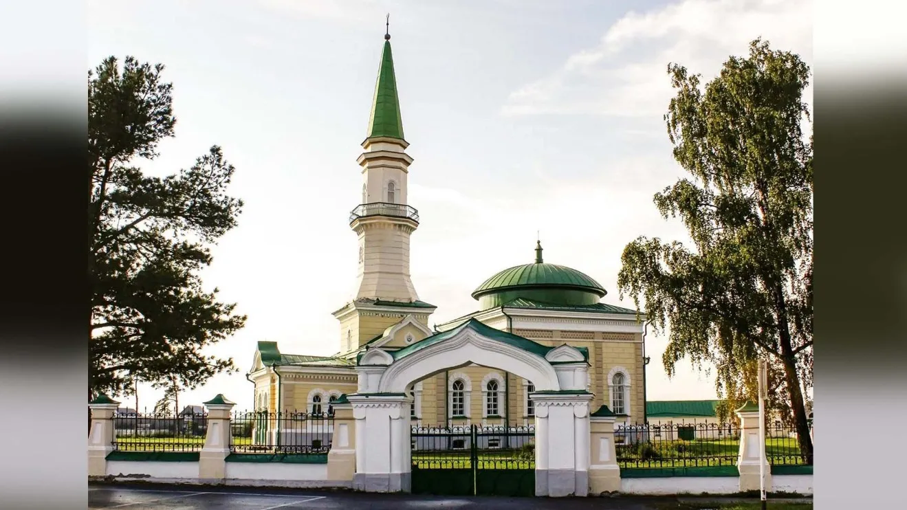 Мечеть имени Нигматуллы-хаджи, или Большая мечеть — визитная карточка Ембаево. Фото: Ирина Китаева/«Ямальский меридиан»