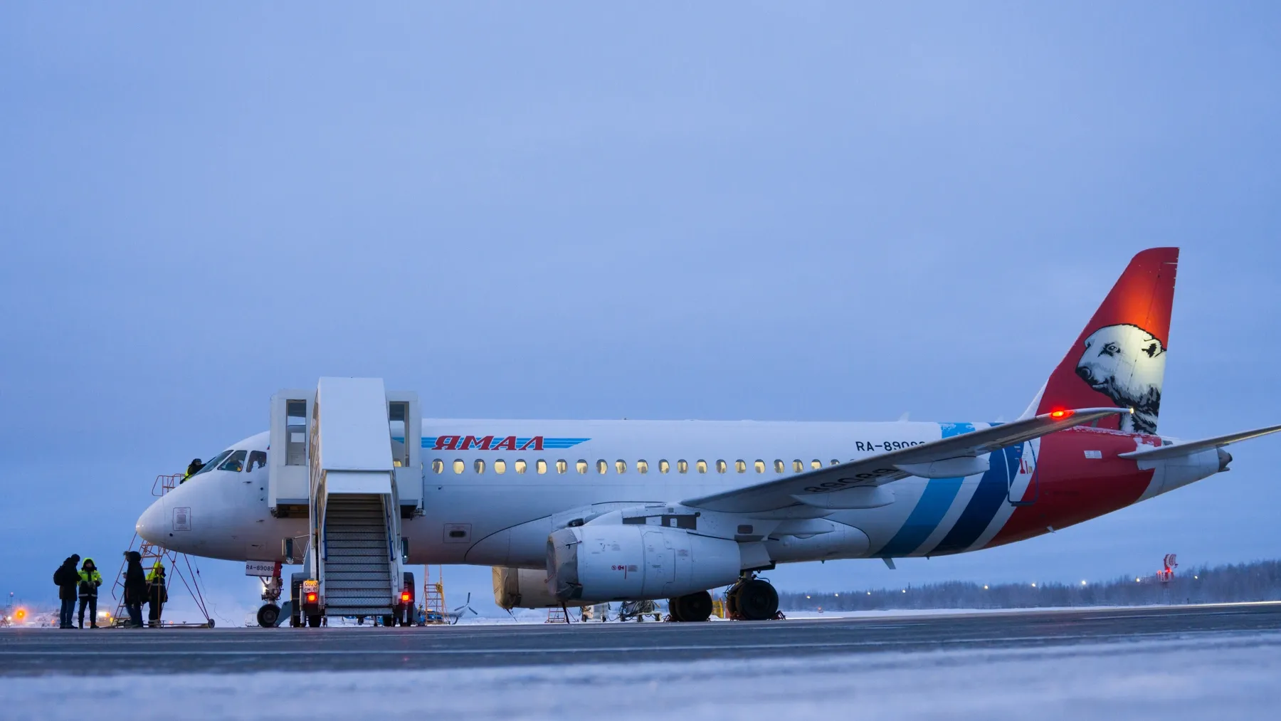 С 26 декабря в новом здание аэровокзала начинается регулярное обслуживание пассажиров. Первые рейсы — из Москвы и обратно уже утром выполнит авиакомпания «Ямал». Пропускная способность нового авиаузла — более 800 человек в час.