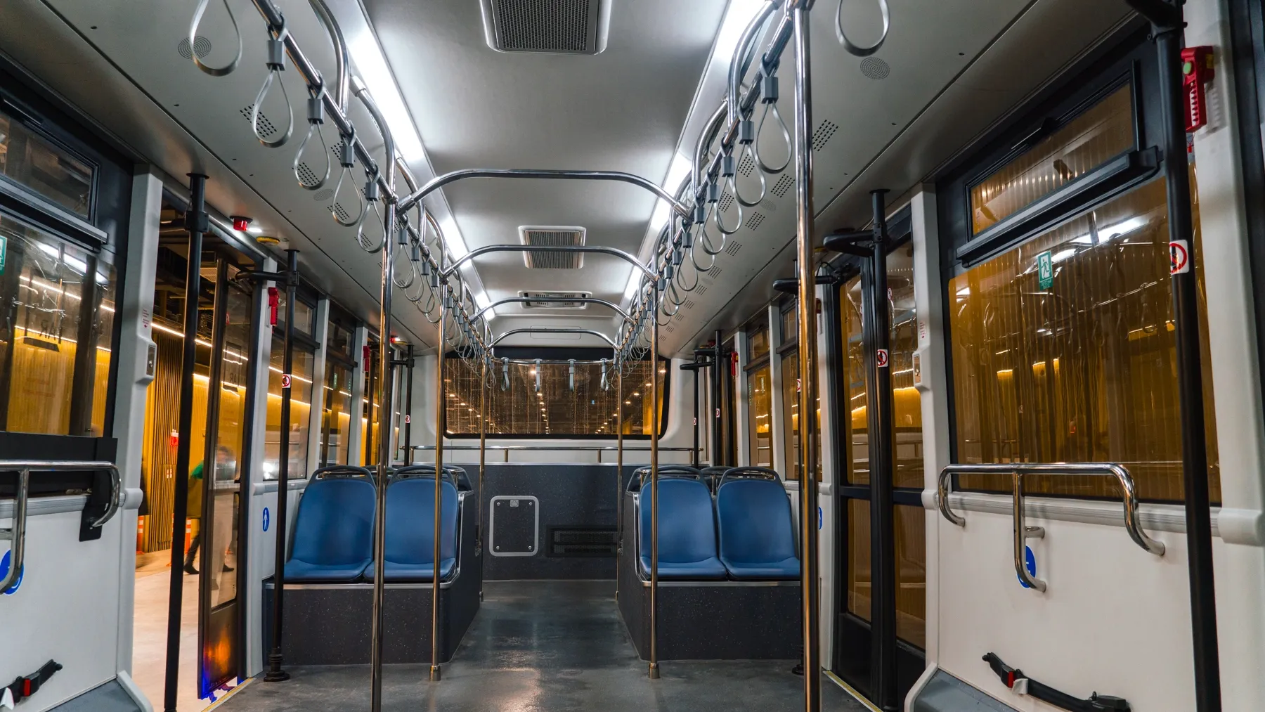 Низкопольные автобусы с просторной центральной частью отлично подходят для перевозки маломобильных пассажиров, колясок с детьми и крупного багажа.