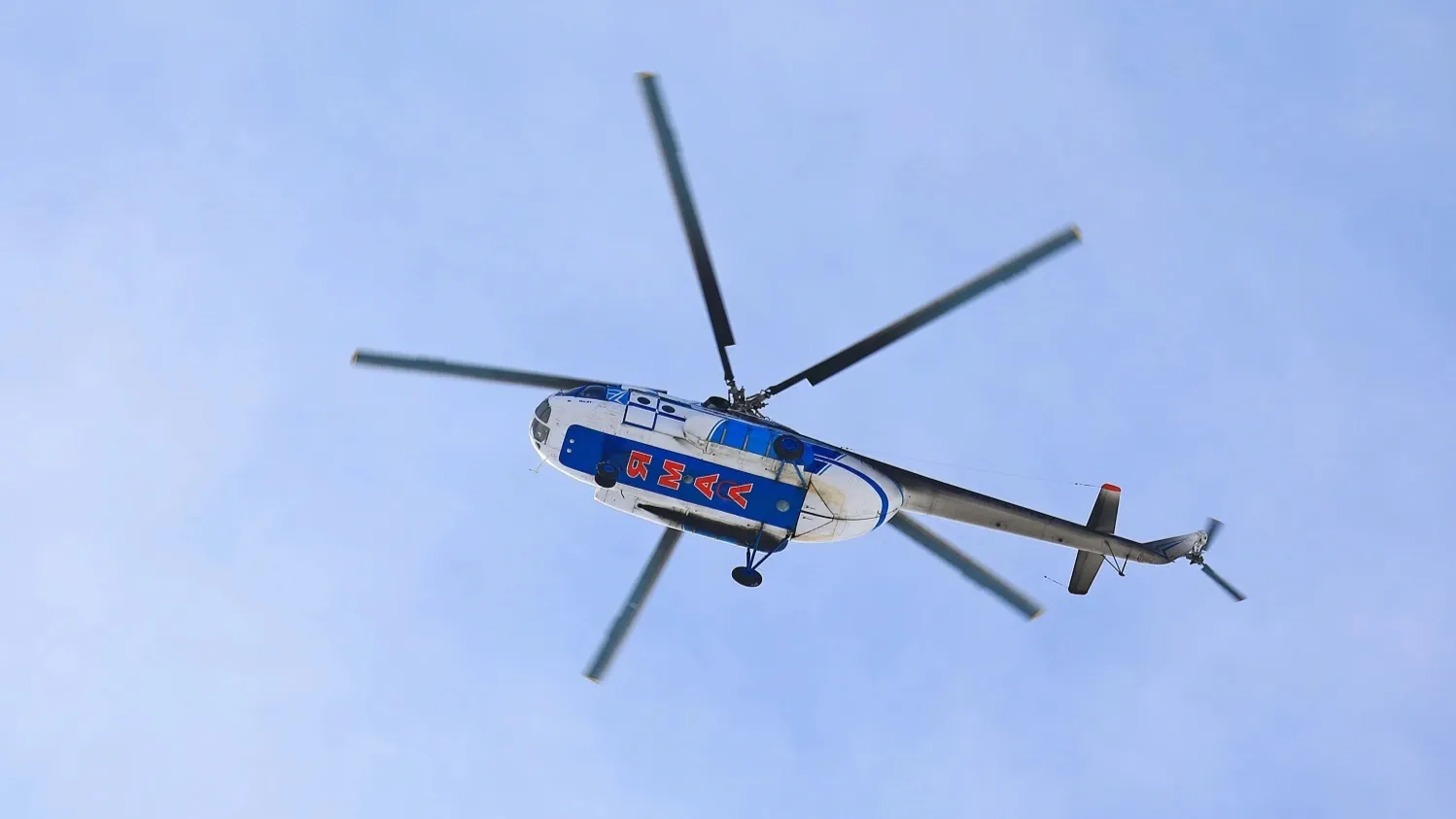 Вертолеты облетают Антипаютинскую тундру в поисках пропавшего. Фото: Grigorii Pisotsckii / shutterstock.com / Fotodom