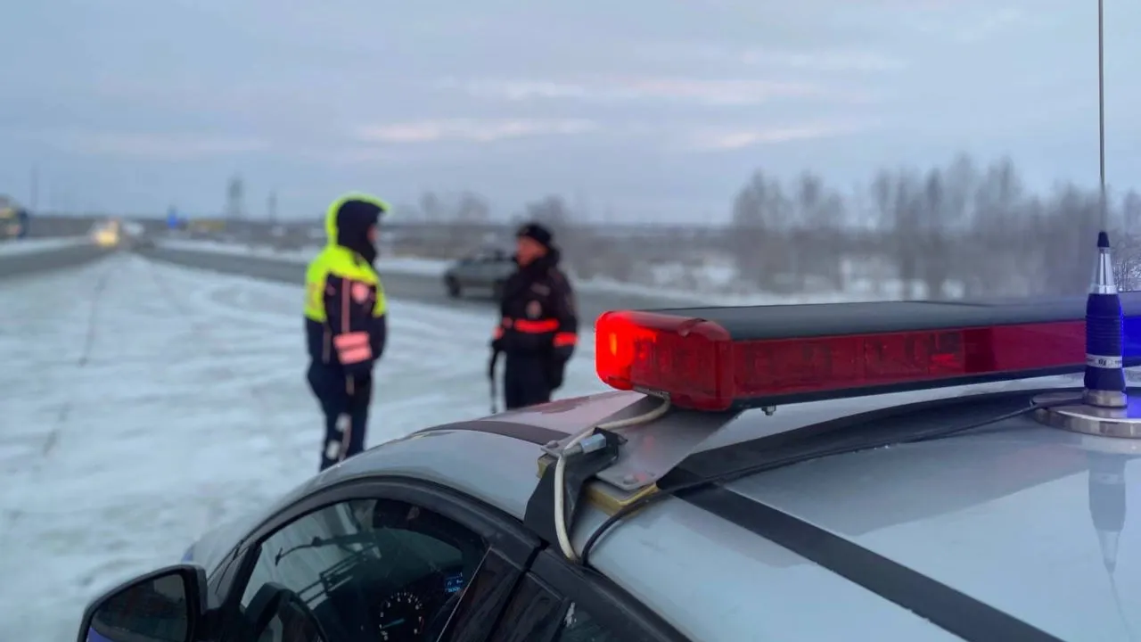 Автоинспекторы выясняют причины, приведшие к аварии с пострадавшими. Фото: Роман Земсков / Ямал-Медиа