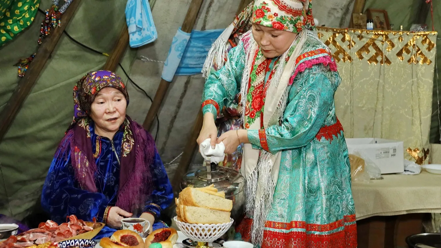 Хозяюшки потчуют гостей традиционными блюдами ненецкой кухни. Фото: Василий Петров / Ямал-Медиа