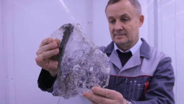 Этот осколок льда в руках Евгения Чувилина поднят со дна ямальской воронки.jpg