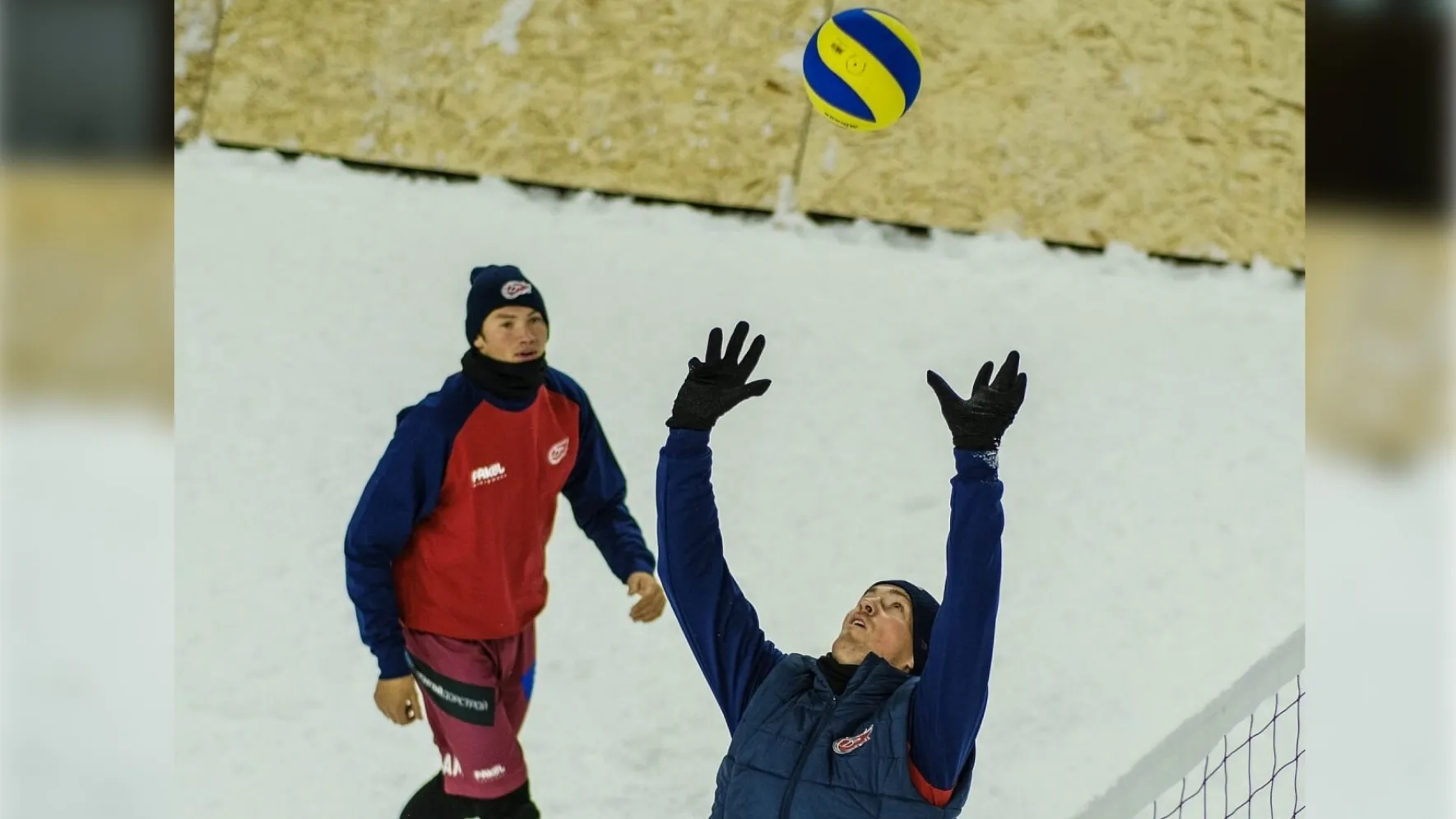 Команда по волейболу на снегу оттачивает игровые моменты на разных локациях – в залах и на уличных площадках. Фото: vk.com/fakelvolley