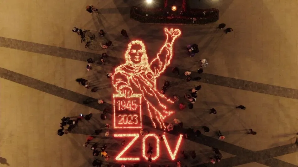 В Ноябрьске из лампад сложили плакат военного времени. Фото: Максим Солодов / vk.com/maxsolodov