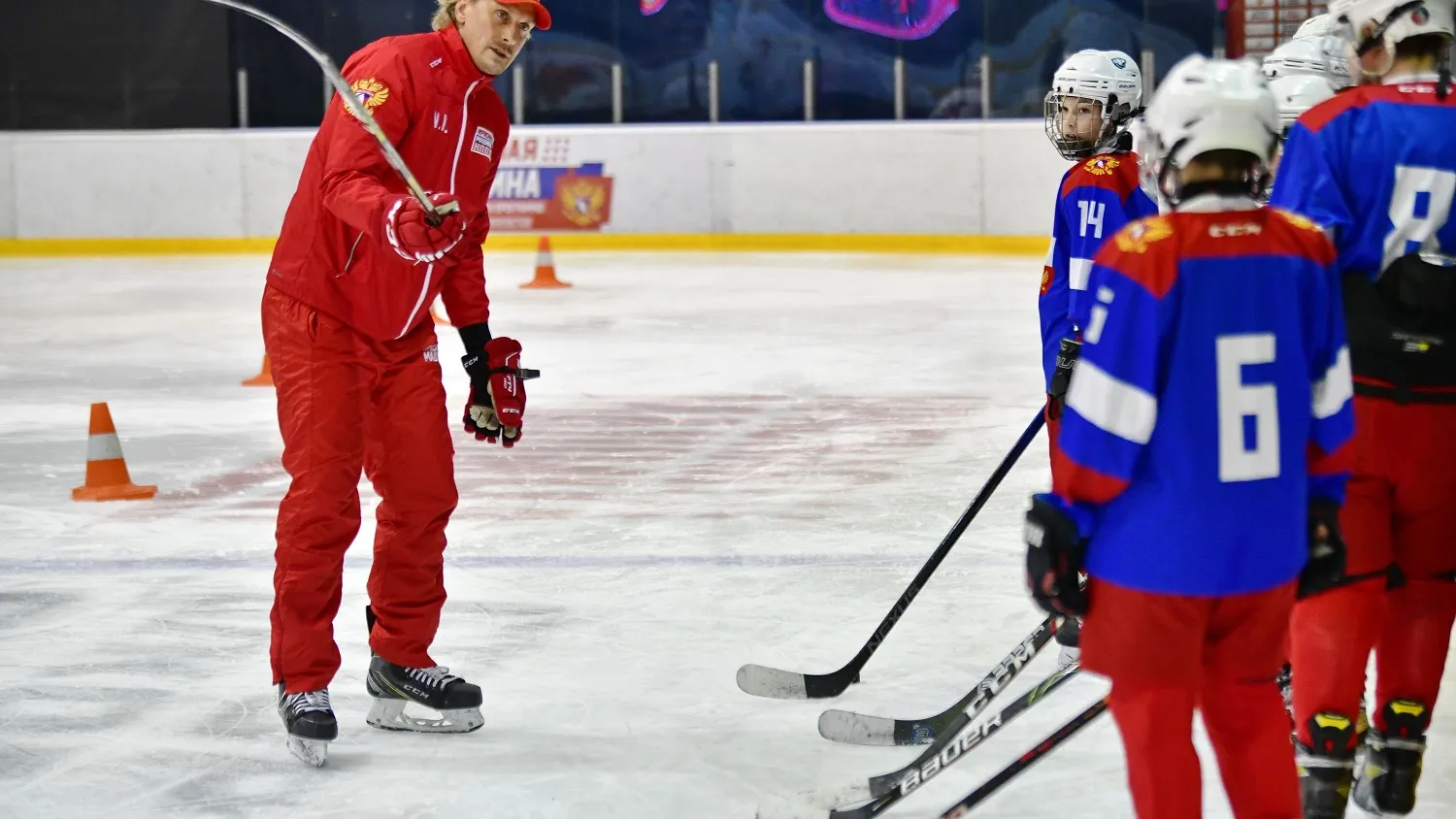 Именитые хоккеисты делились секретами результативных атак. Фото: Андрей Ткачёв / «Ямал-Медиа»