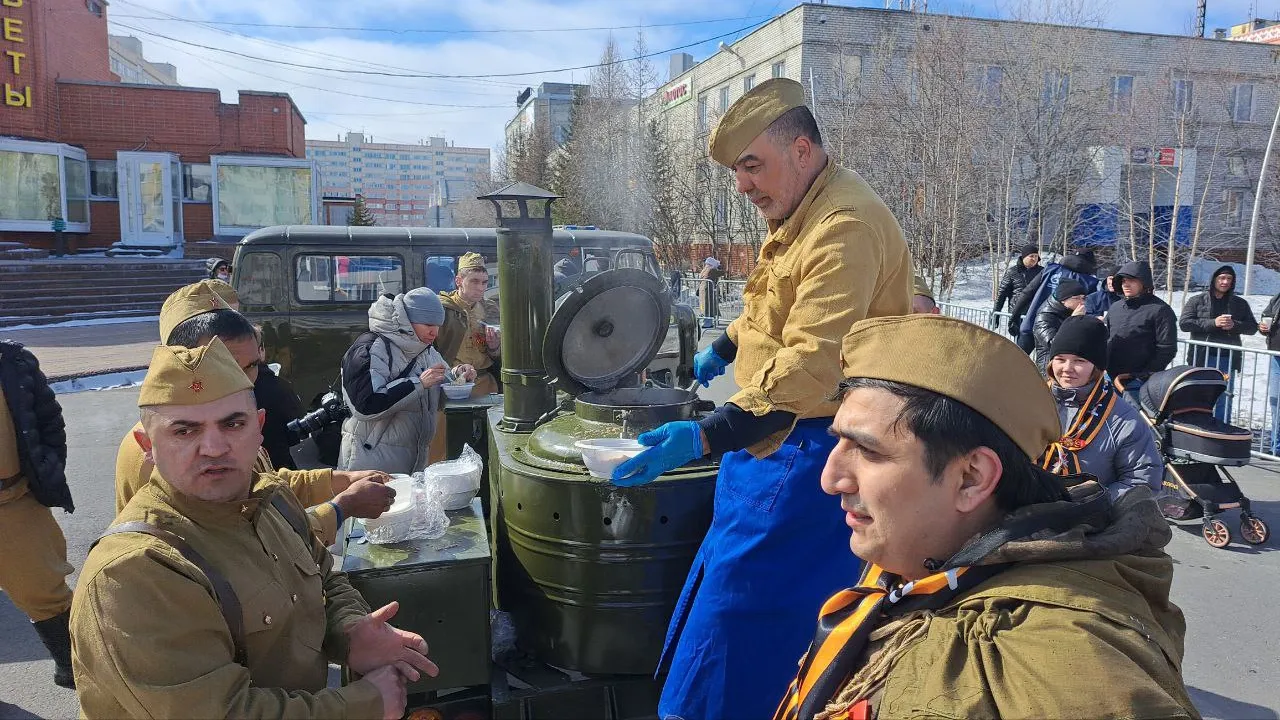 Солдаты в советской военной форме угощают из полевых кухонь всех желающих. Фото: «Ямал-Медиа»