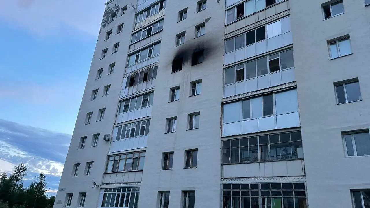 В результате пожара квартира выгорела полностью. Фото: «Ямал-Медиа»