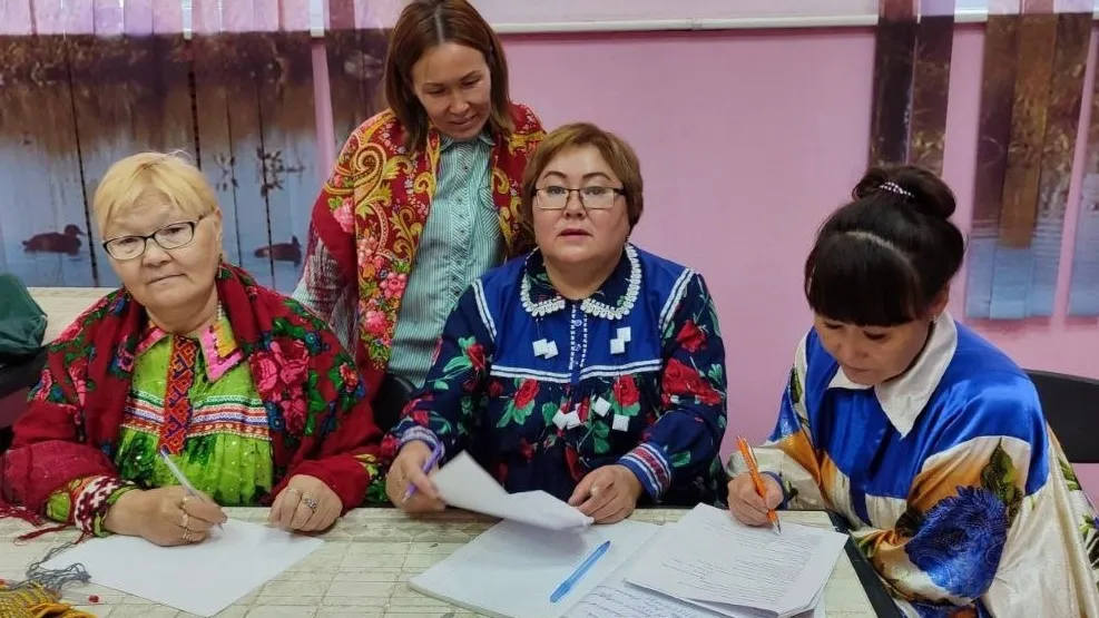 Любовь Возелова (стоит) проводит лингвистические исследования в Надымском районе. Фото: предоставлено ГАУ «Научный центр изучения Арктики»