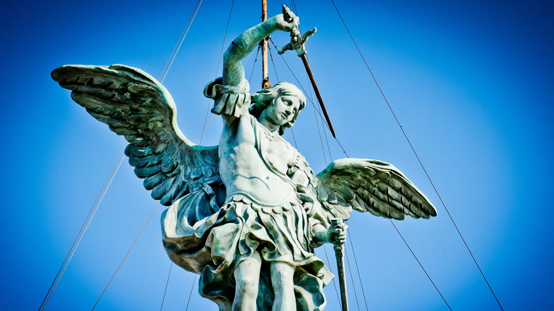 Статуя Архангела Михаила на вершине замка Святого Ангела в Риме. Фото: Shaun Jeffers / Shutterstock / Fotodom