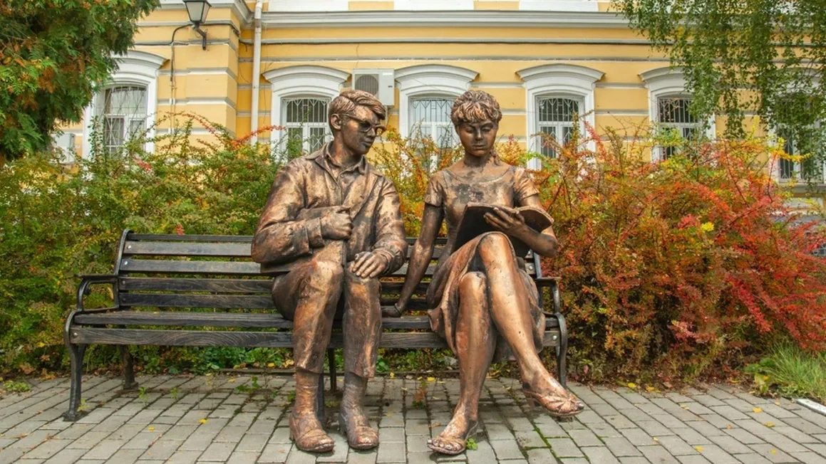В российских городах есть несколько скульптурных композиций, посвященных героям популярного фильма. Фото: Nina Alizada / Shutterstock / Fotodom