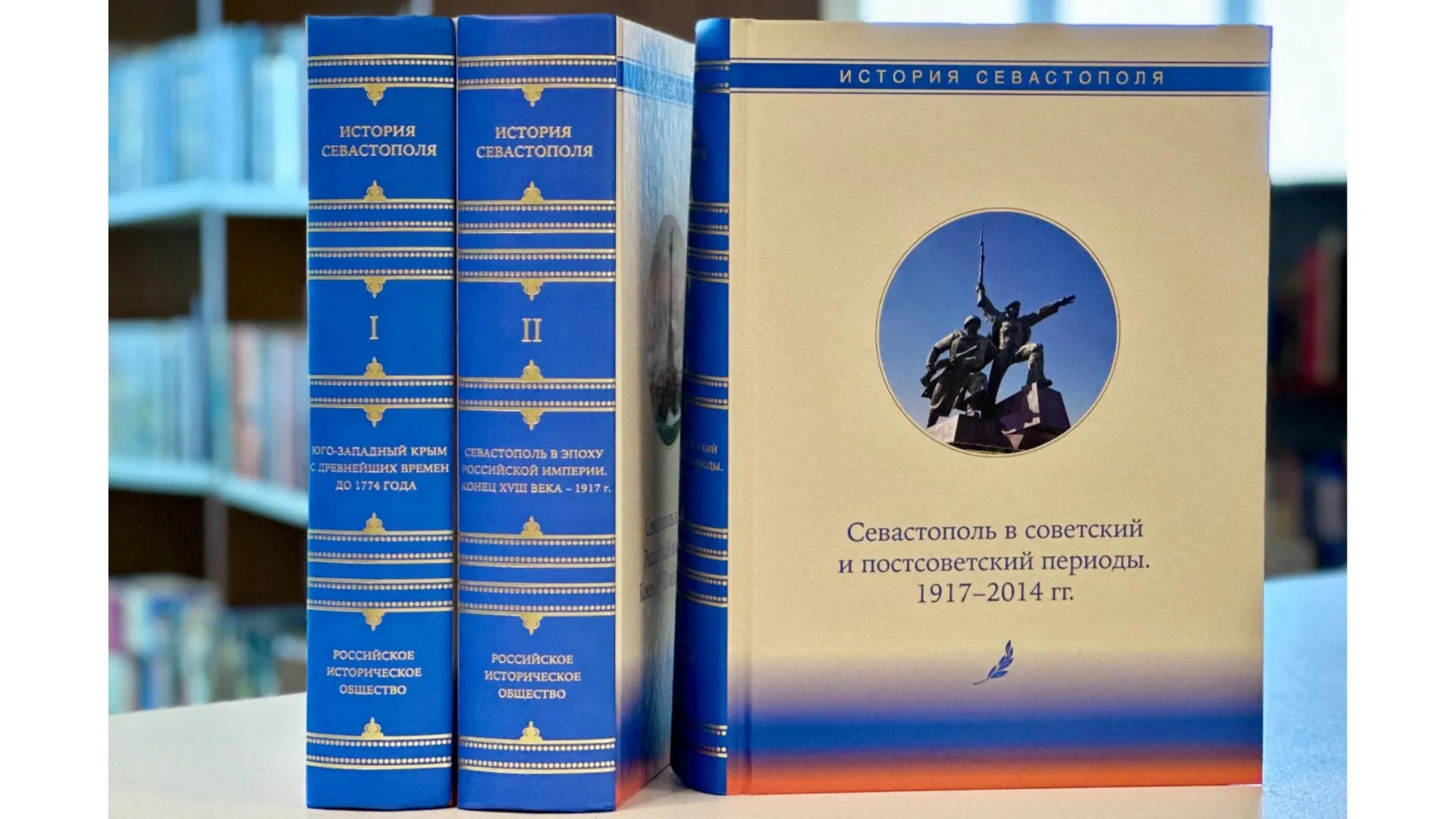 Три тома научного издания пополнили фонды Национальной библиотеки ЯНАО. Фото: Екатерина Юхник / предоставлено Национальной библиотекой ЯНАО