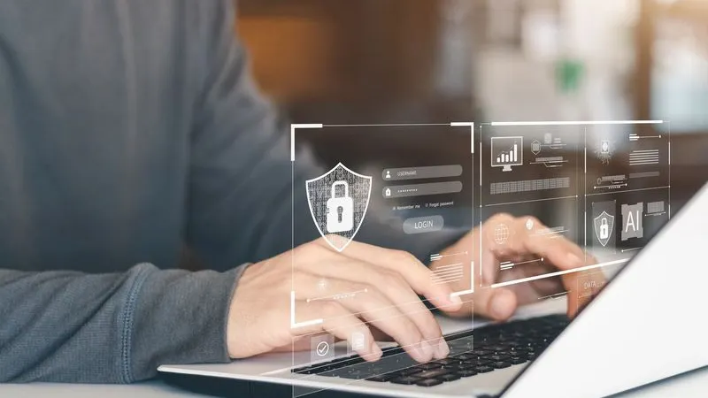 Программа поставит заслон распространению информации о наркотиках. Фото: Thapana_Studio / shutterstock.com / Fotodom