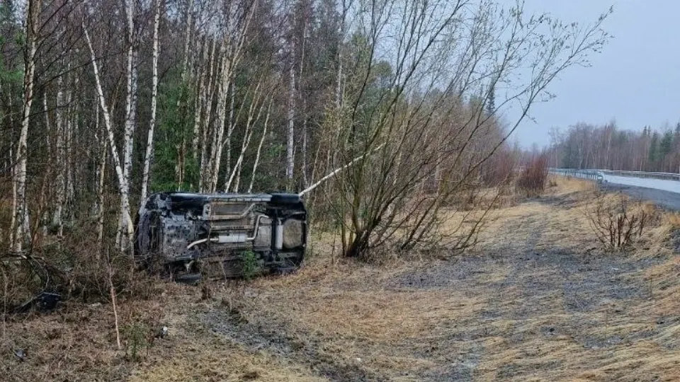 «Шевроле» вылетел в кювет ночью 25 мая на трассе между Ямалом и Югрой. Фото: пресс-служба Госавтоинспекции ЯНАО