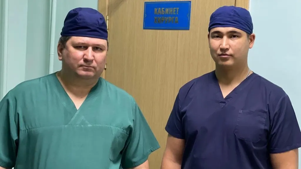 Заведующий хирургическим отделением Дмитрий Чалков и врач-уролог Мирлан Арыстанов. Фото: предоставлено департаментом здравоохранения ЯНАО