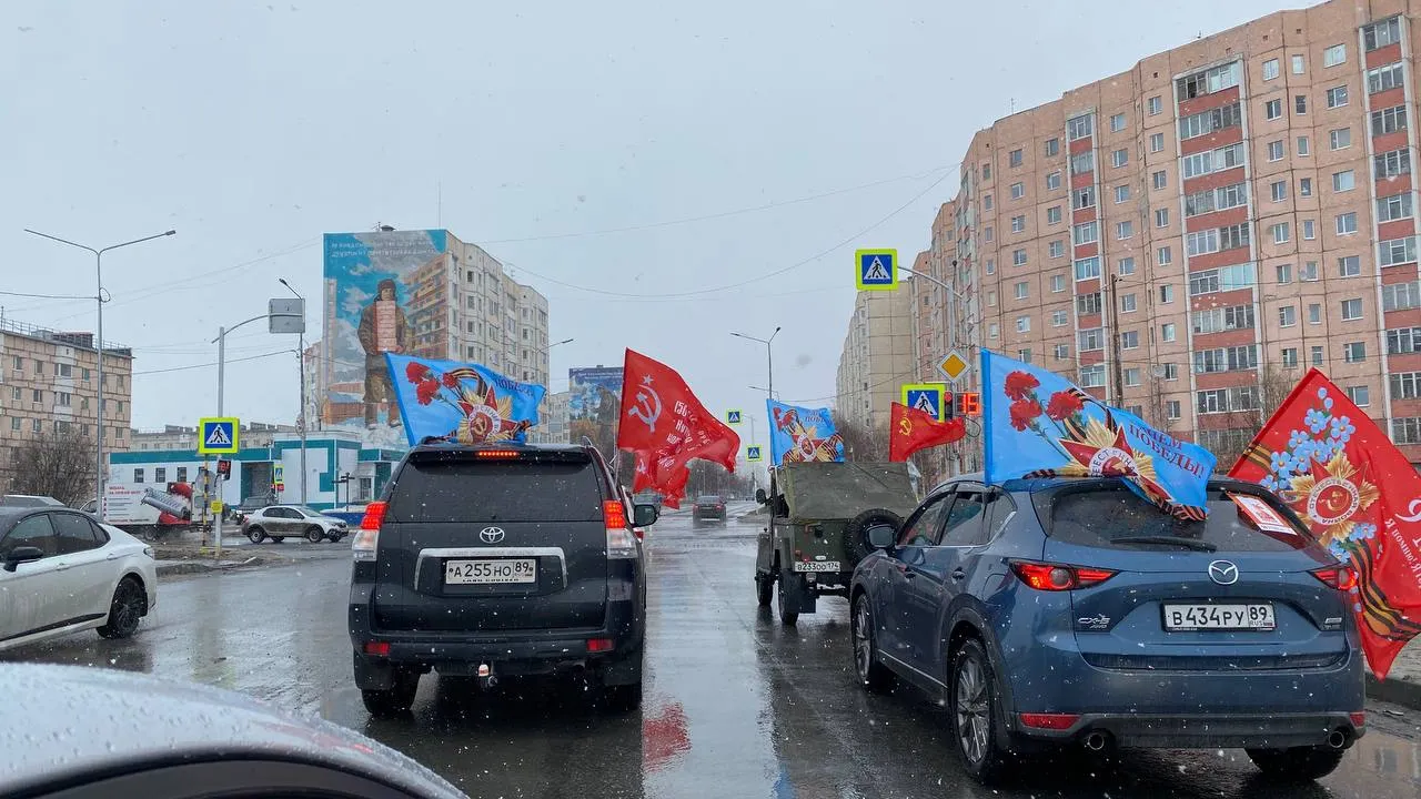 Автофлешмоб «Маршрут Победы» в Надыме. Фото: Дарья Чебоха / «Ямал-Медиа»