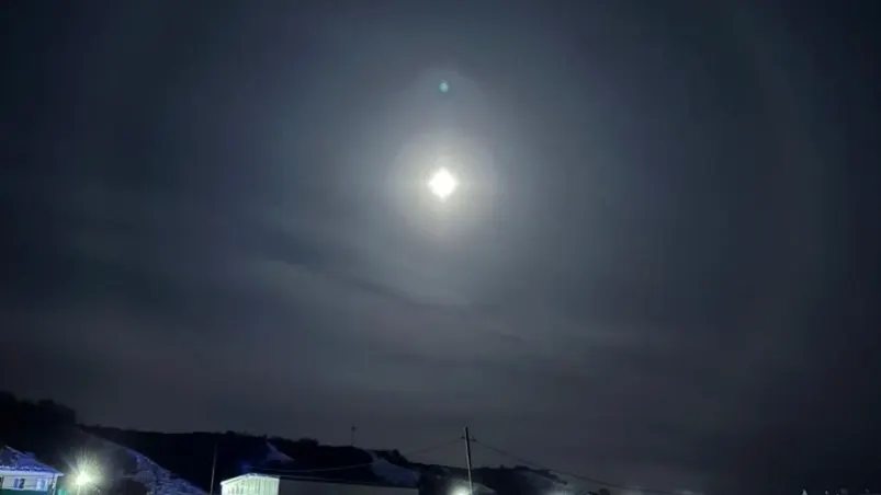 Суперлуна над ямальской Находкой. Фото: Петр Фудин