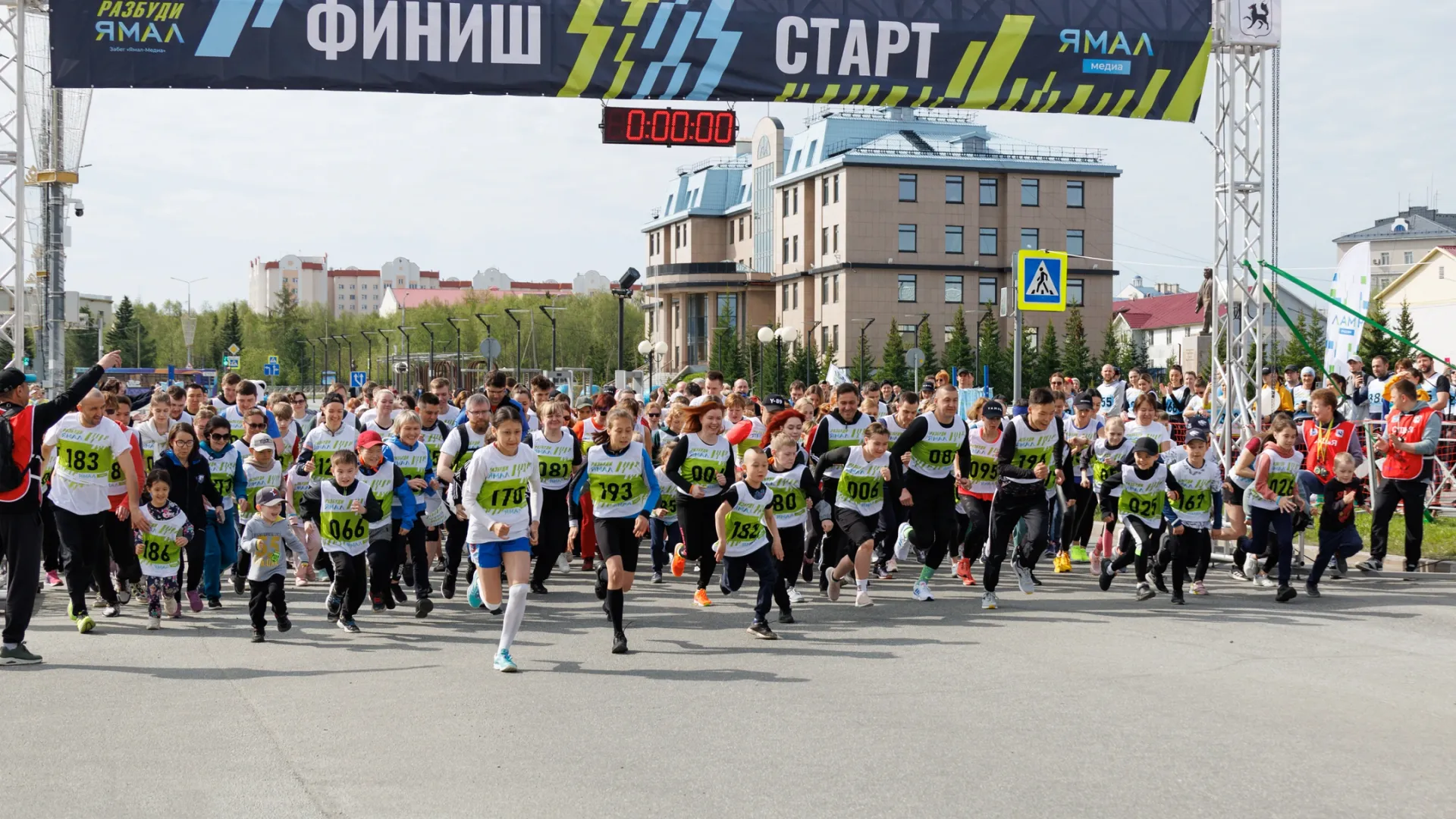 К забегу присоединяется все больше желающих. Фото: Василий Петров / АНО «Ямал-Медиа»