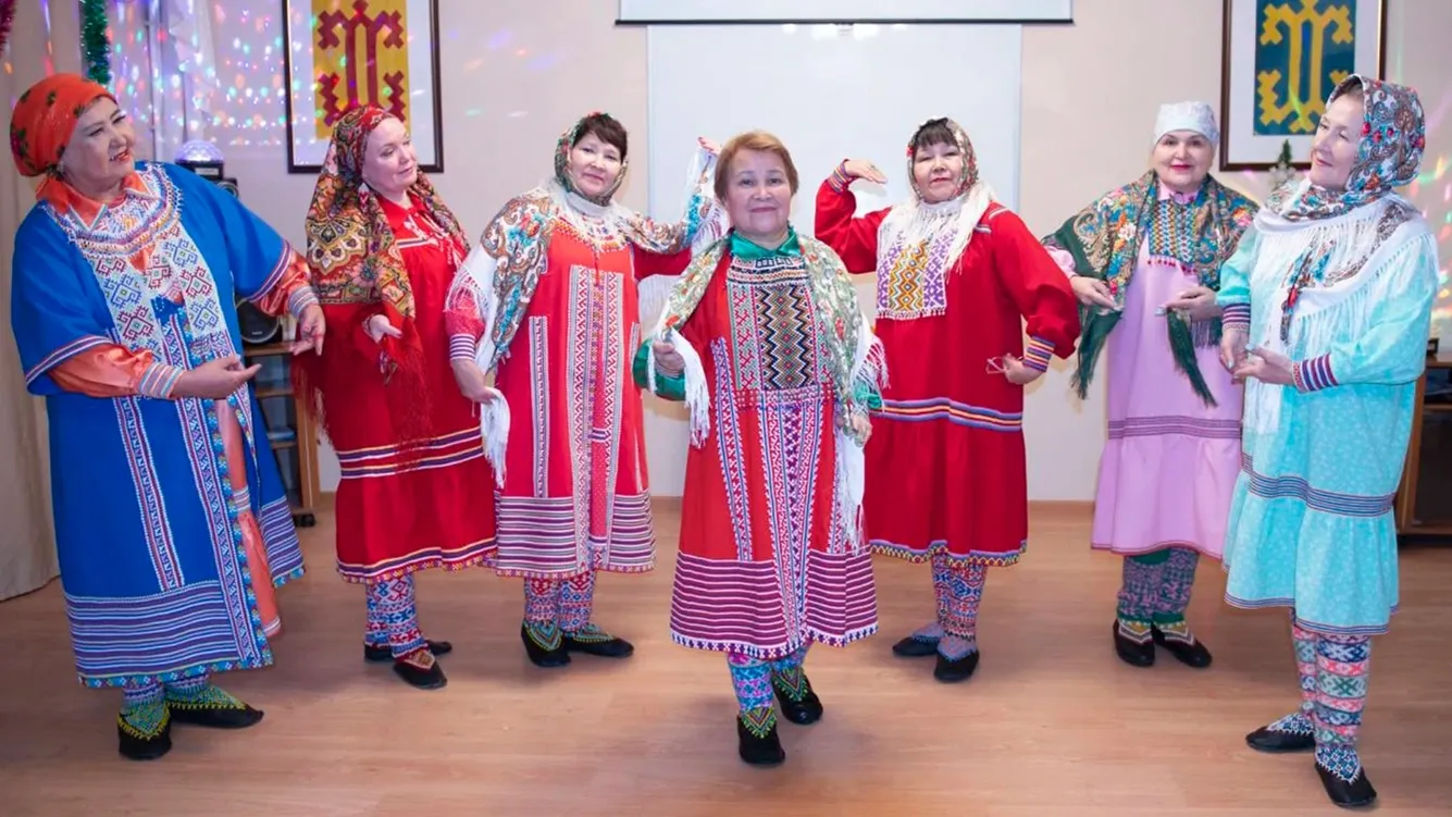 Валентина Елисеевна Швецова (Ерныхова) па «Ёмвош ёх» арыты нэңӆаӆ. Хор: Людмила Шульгина.