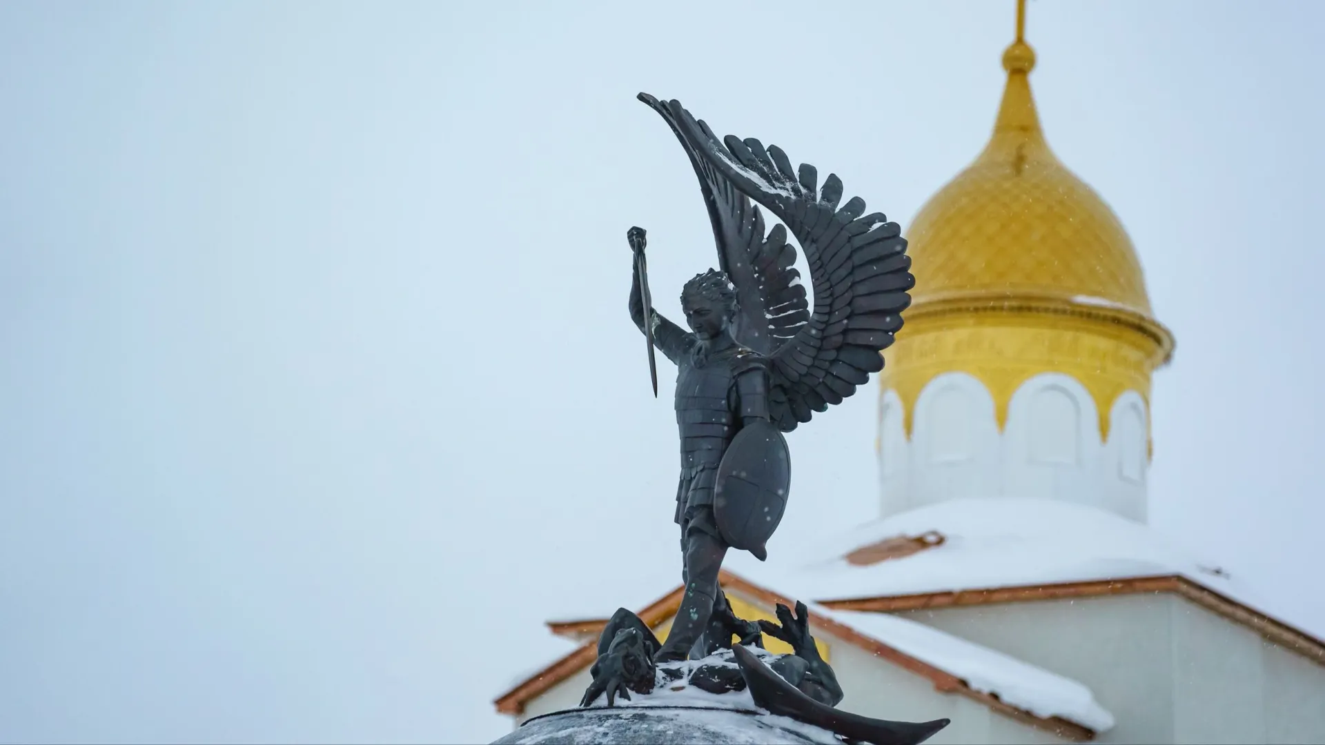 На скульптурах и иконах архангел Михаил поражает дьявола. Фото: Сергей Зубков / «Ямал-Медиа»