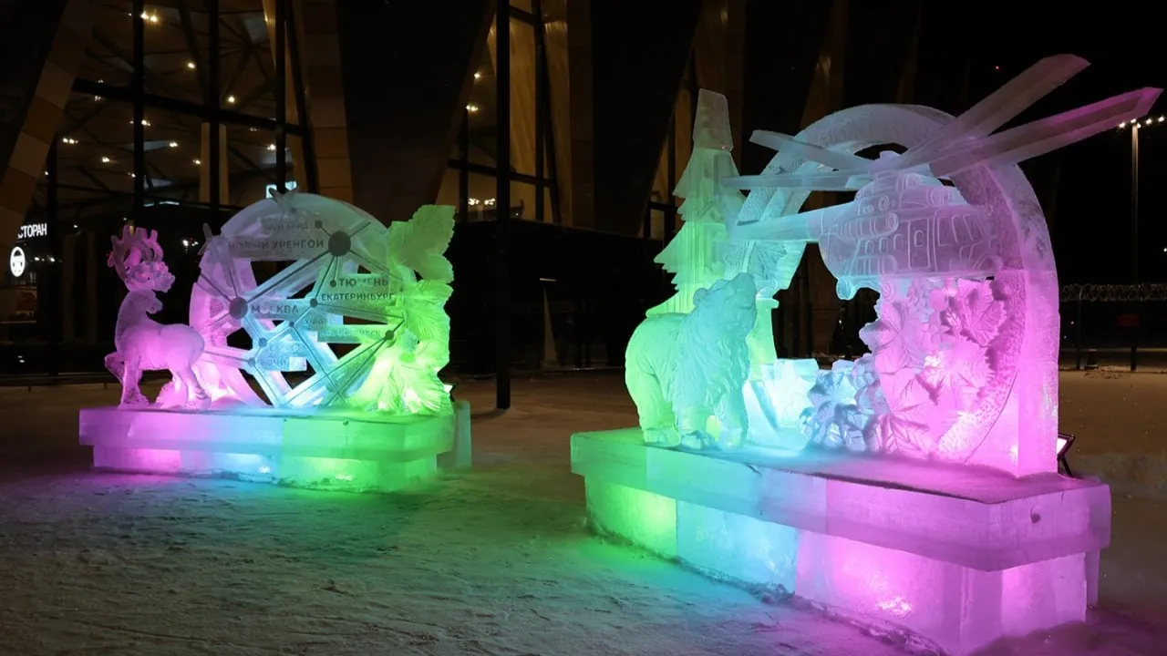 Ледяные скульптуры у аэропорта Новый Уренгой. Фото: t.me/nuxaero