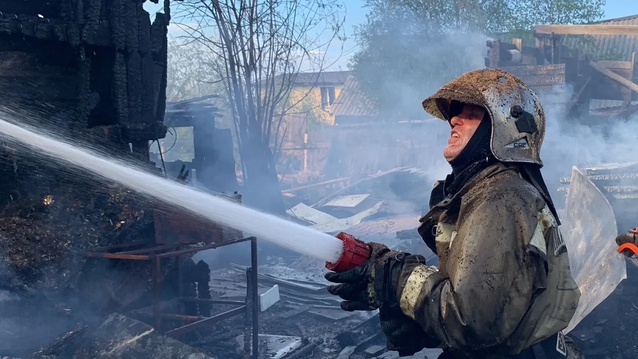 Деревянный дом поврежден на площади 80 кв. метров. Фото из архива ГУ МЧС России по ЯНАО