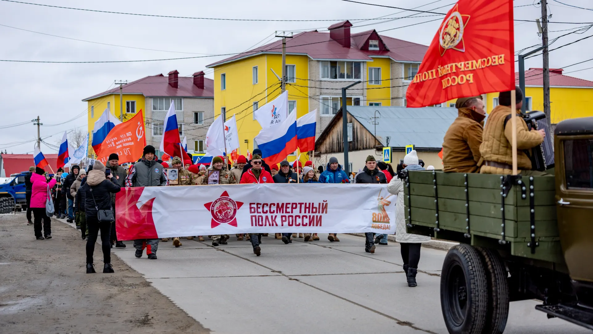 «Бессмертный полк» в селе Мужи. Фото: Сергей Зубков / «Ямал-Медиа»