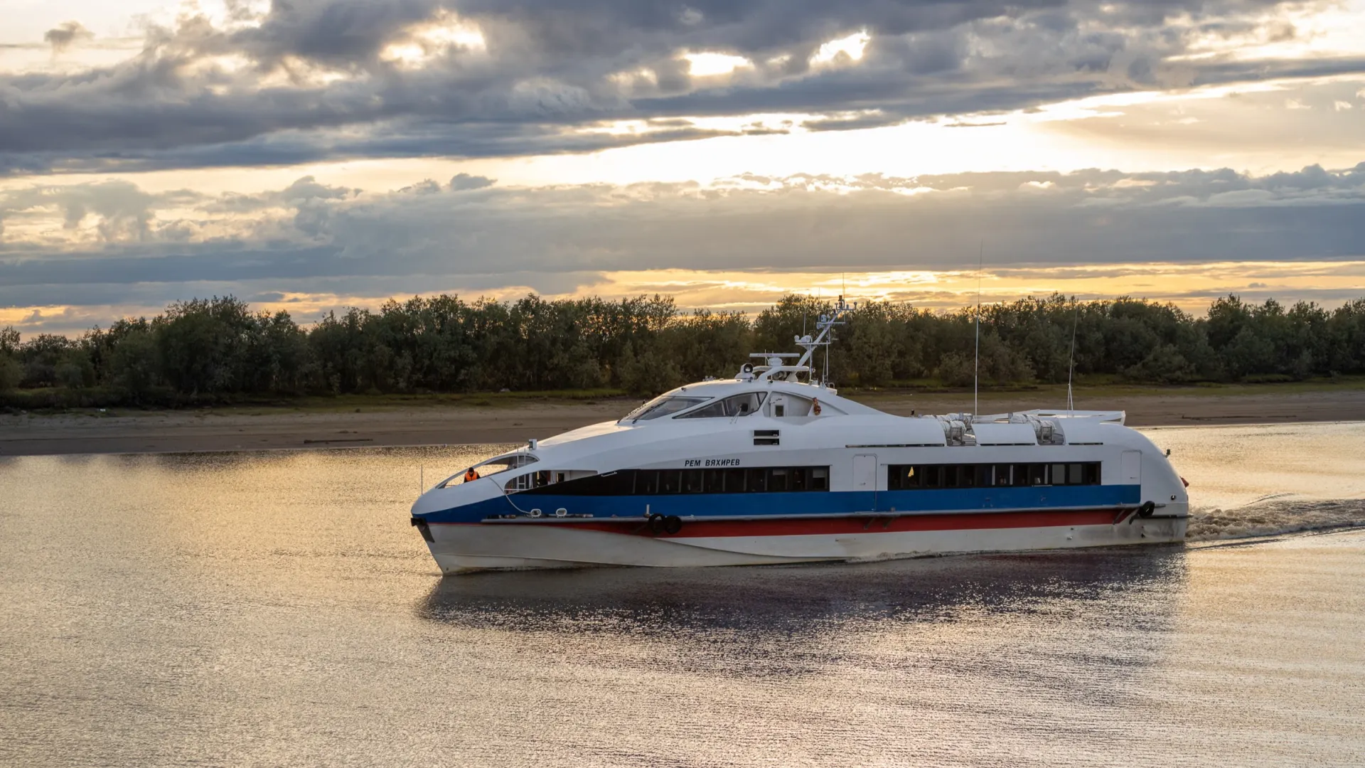 Скоростное судно А-145 «Рем Вяхирев». Фото: Фёдор Воронов / «Ямал-Медиа»